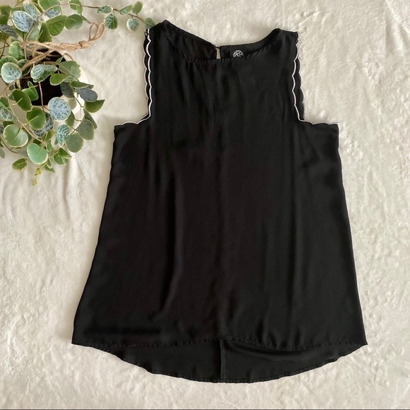 Black Bobeau tank top with scalloped detail - Picture 2 of 5